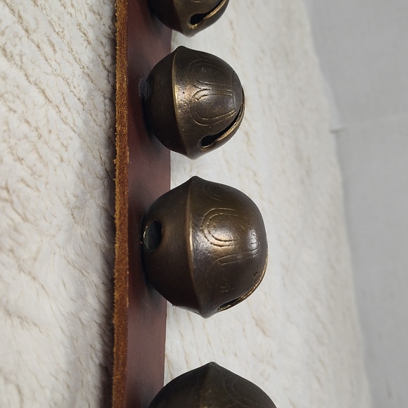 Beautiful Vintage Sleigh Bell On A Leather Strap 13 Bells - Picture 7 of 11